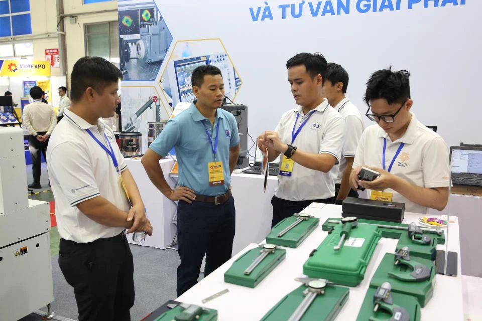 VIMEXPO 2024: Cùng TECOTEC trải nghiệm thiết bị tiên tiến 18 Khách hàng tham quan khu vực thiết bị đo cơ khí chính xác